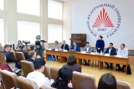 Александр Скрябин: Уважаемые ростовчане!. На этой неделе у меня было совещание с директором ботанического сада Вардуни Т.В., где подробно прорабатывали дальнейший план по изменению ситуации с зелеными насаждениями в городе