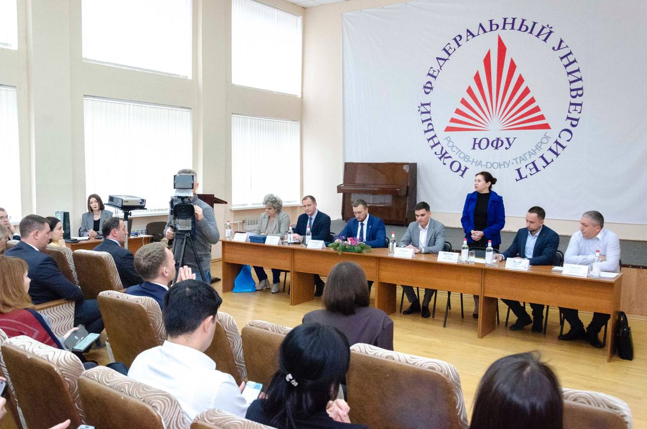 Александр Скрябин: Уважаемые ростовчане!. На этой неделе у меня было совещание с директором ботанического сада Вардуни Т.В., где подробно прорабатывали дальнейший план по изменению ситуации с зелеными насаждениями в городе