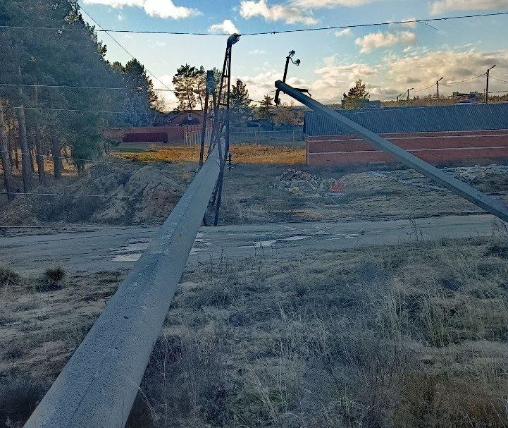 Из-за сильного ветра в некоторых районах Ростовской области рухнули опоры ЛЭП