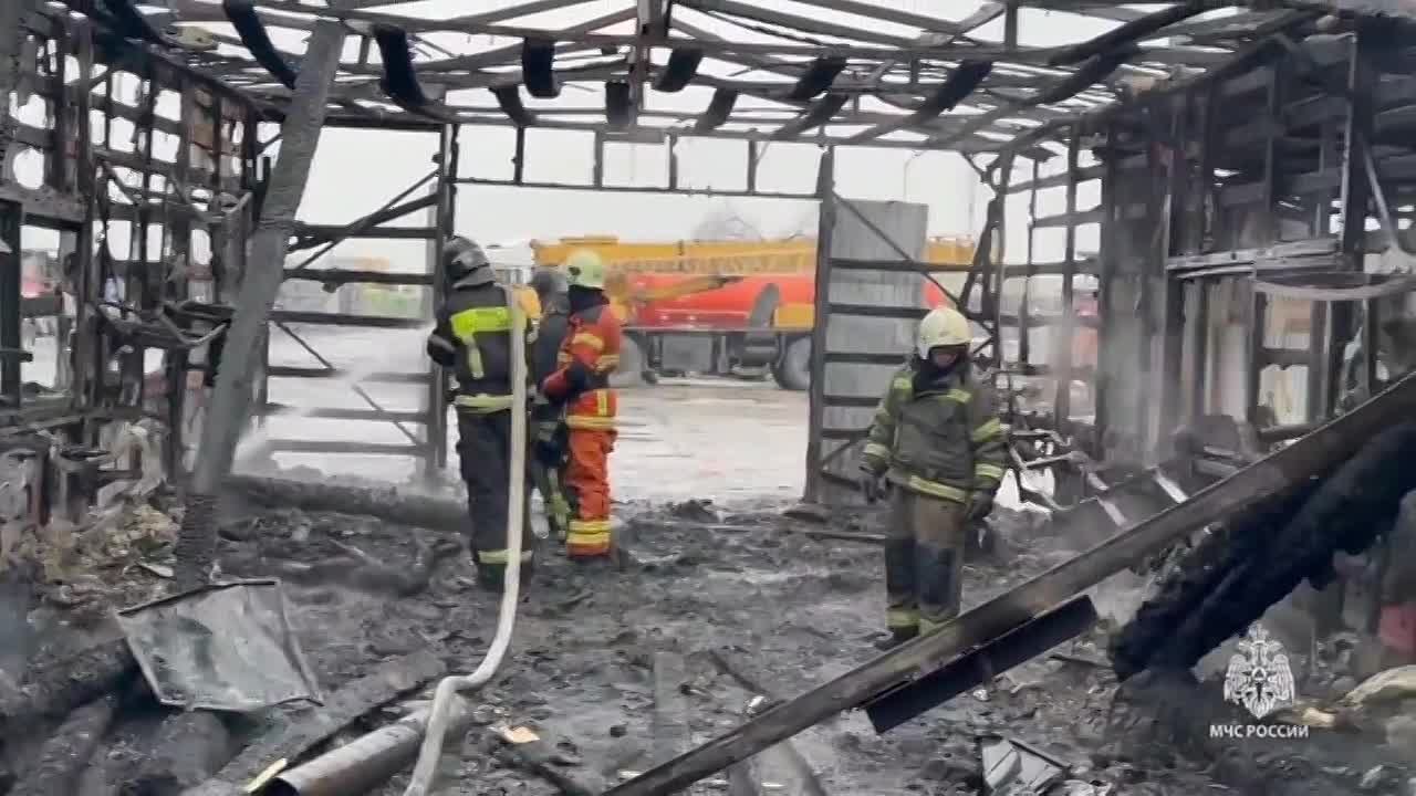 В хуторе Ленинакане загорелся склад с горючими материалами