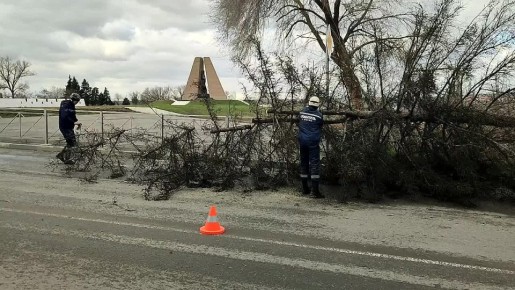 В Шахтах устраняют последствия непогоды
