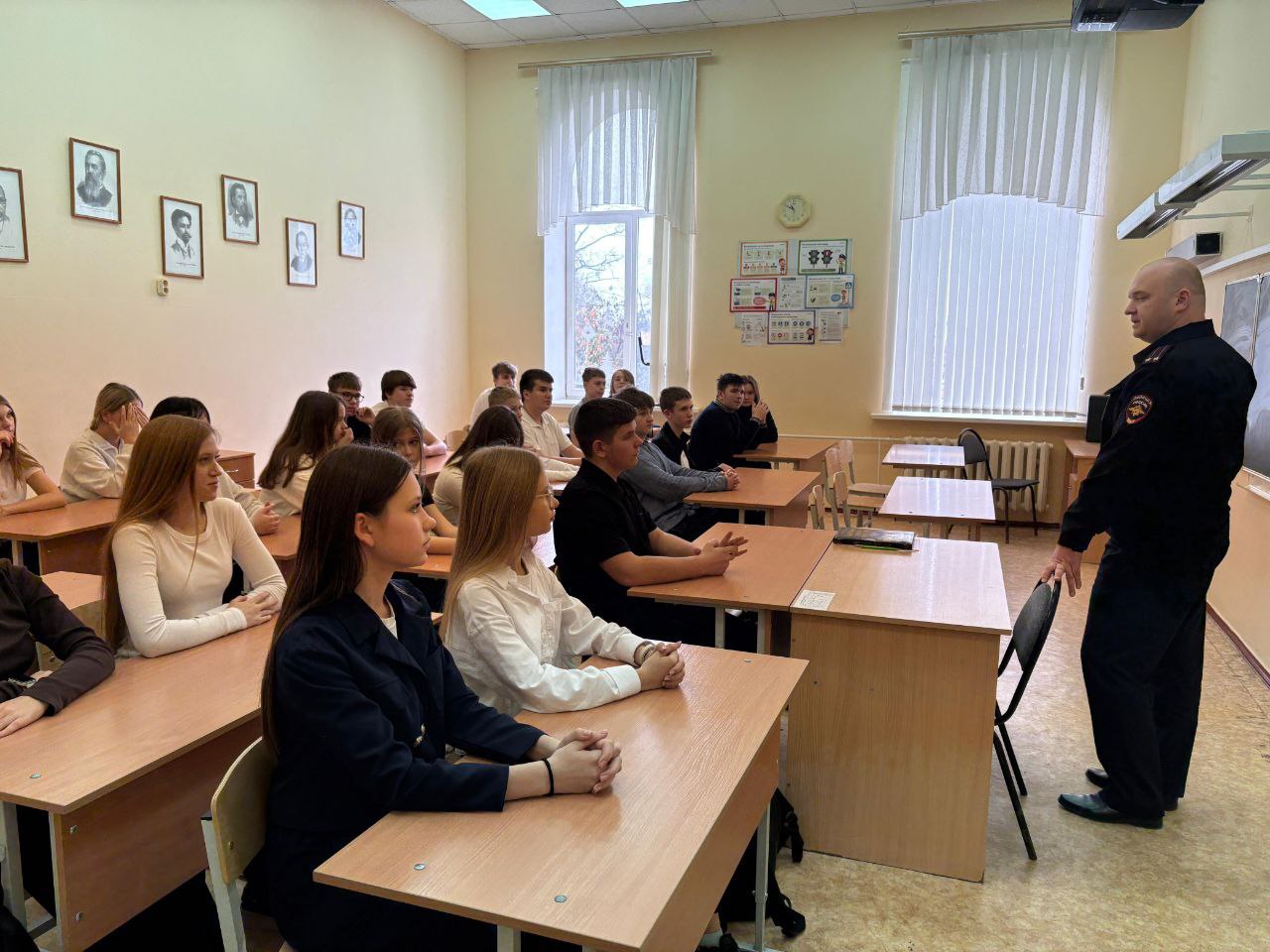 Новочеркасские полицейские провели встречу учениками «полицейского класса» МБОУ СОШ № 3