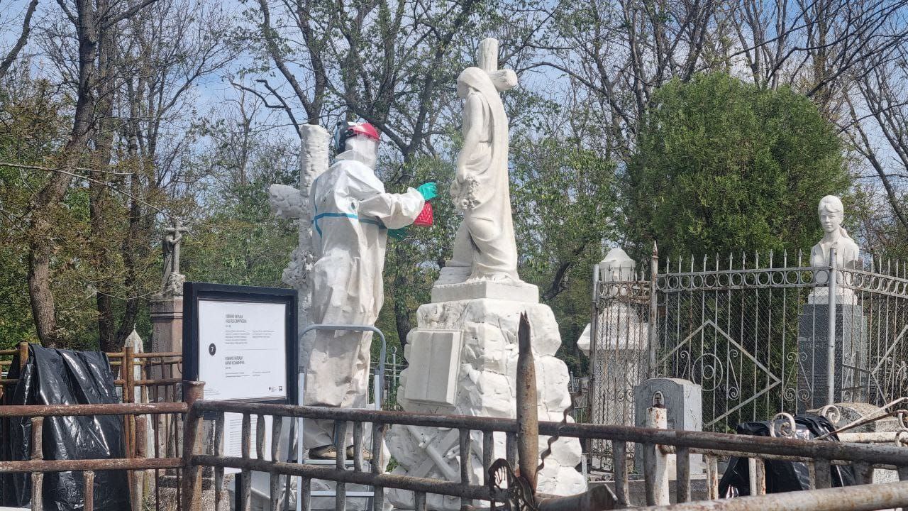 Какие тайны хранят беломраморные скульптуры на старом кладбище Таганрога?