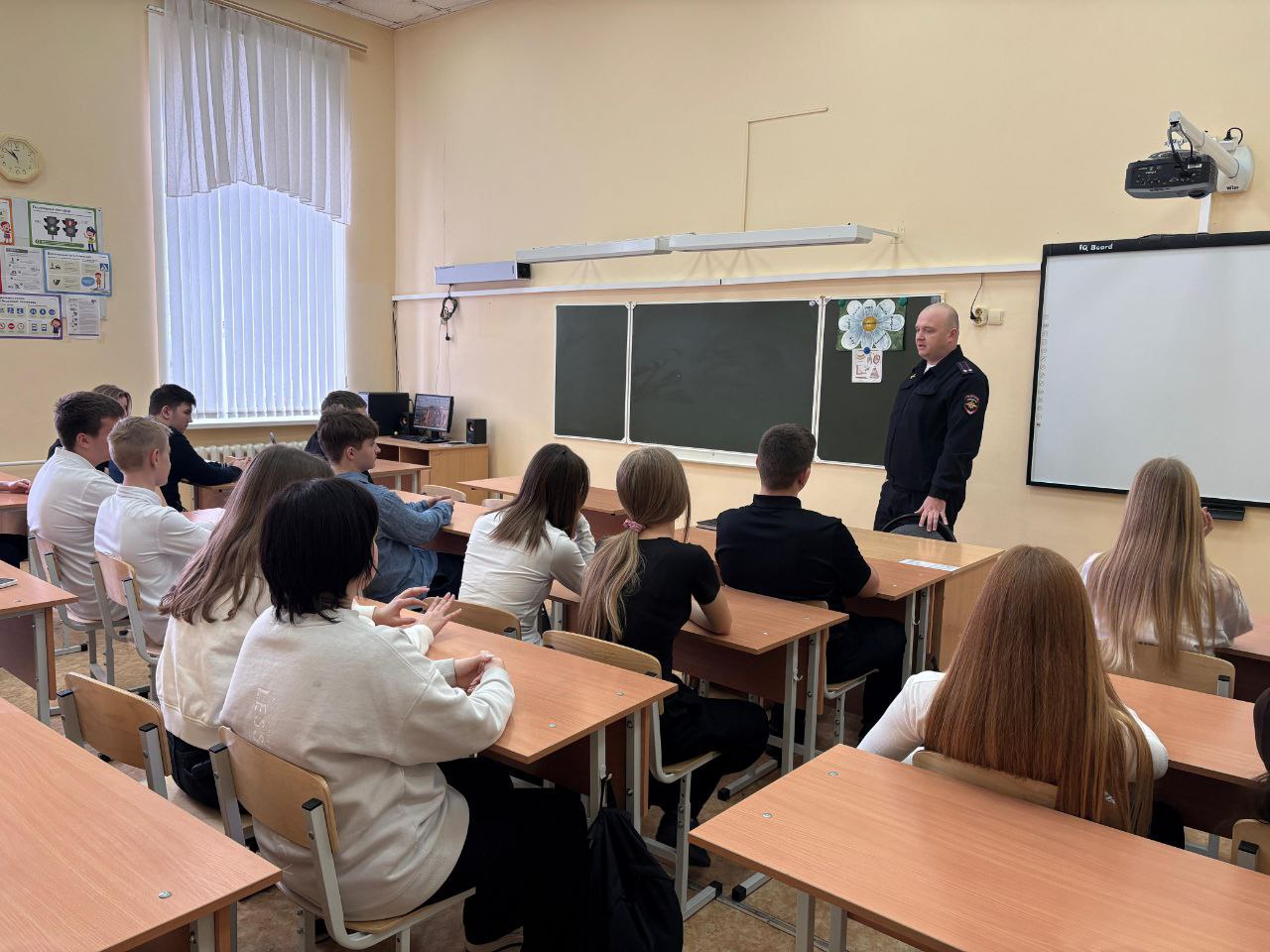 Новочеркасские полицейские провели встречу учениками «полицейского класса» МБОУ СОШ № 3 Новочеркасские полицейские провели встречу учениками «полицейского класса» МБОУ СОШ № 3