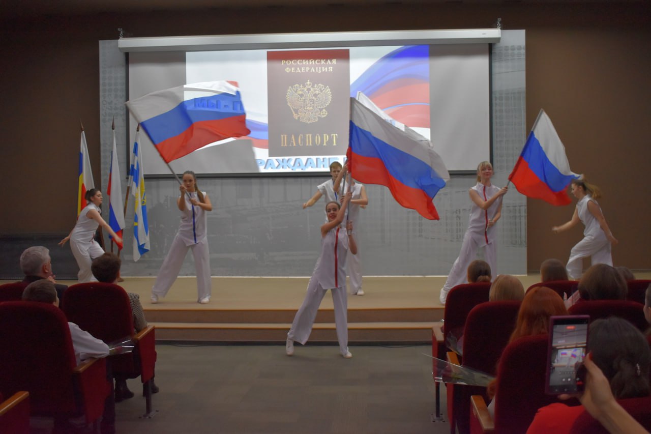 В день принятия Конституции Российской Федерации юные жители Таганрога получили свои первые паспорта В день принятия Конституции Российской Федерации юные жители Таганрога получили свои первые паспорта