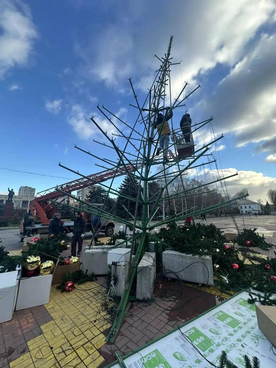 В Батайске и Красном Сулине убрали новогодние елки, которые не выдержали штормового ветра В Батайске и Красном Сулине убрали новогодние елки, которые не выдержали штормового ветра