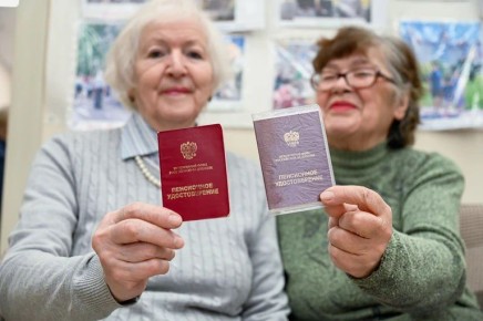В 2026 году в России мужчины смогут выйти на пенсию в 64 года, а женщины — в 59