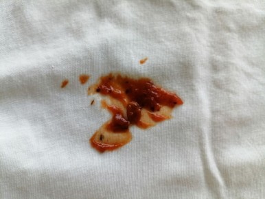 Как избавиться от пятен соуса на белой футболке: советы, которые сработают даже после недельной давности