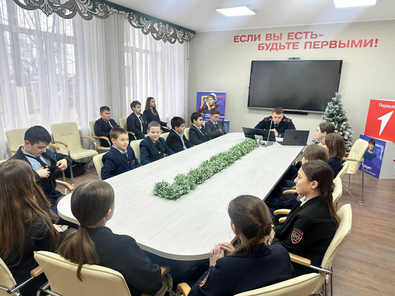 «Угроза экстремизма»: ростовский полицейский провел для будущих сотрудников органов внутренних дел лекцию