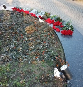 В сквере А. П. Чехова выполнены работы по восстановлению осветительных приборов возле памятника