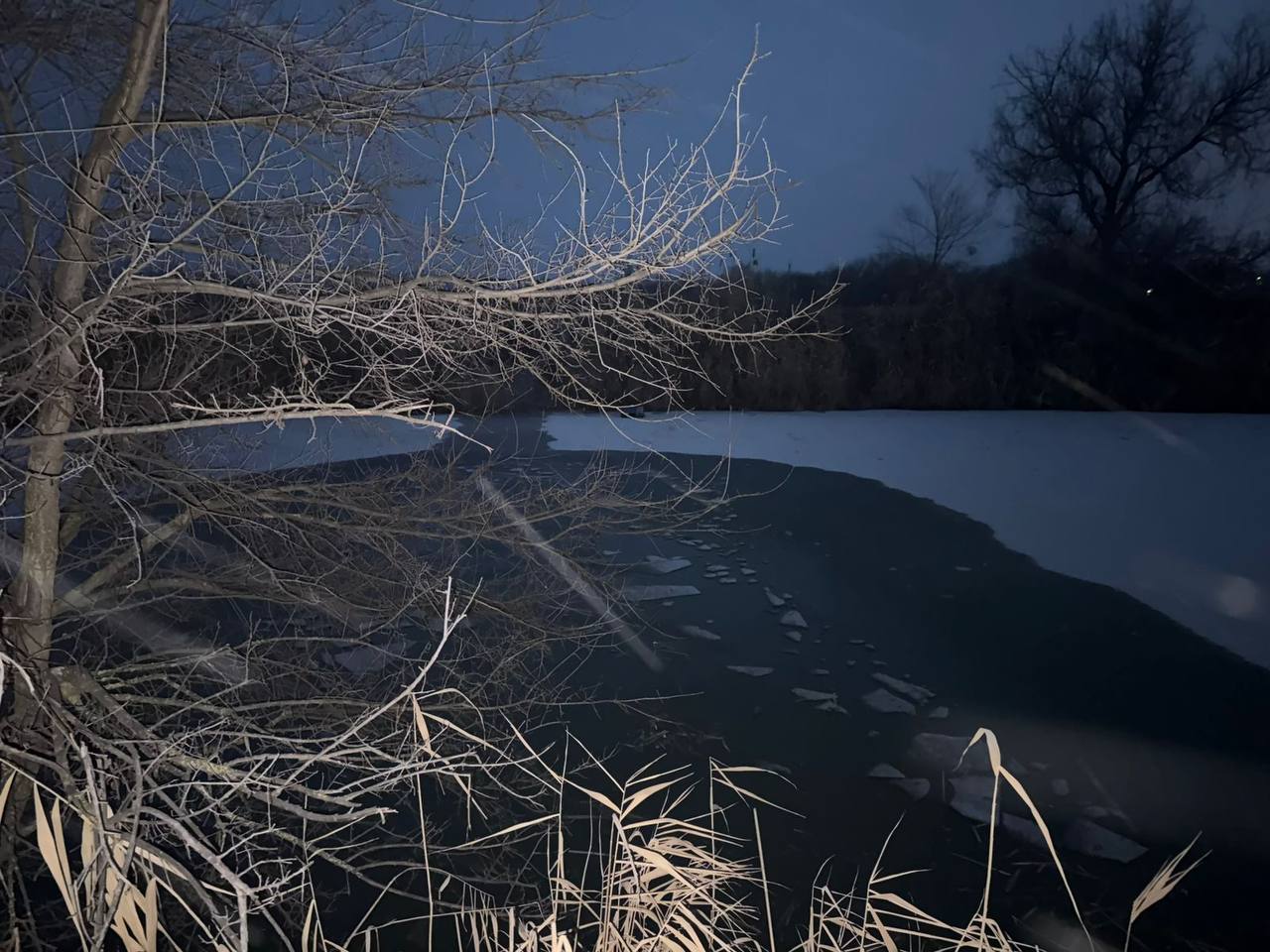 Следователи проверяют обстоятельства гибели подростка на льду