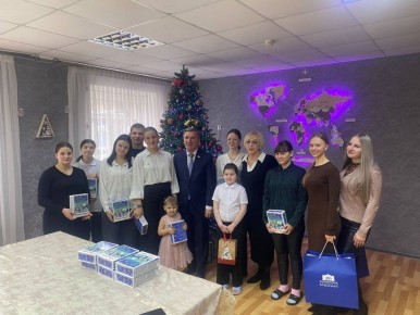 Заместитель Председателя Законодательного Собрания Ростовской области Игорь Гуськов в городе Азове навестил воспитанников центра помощи детям, оставшихся без попечения родителей