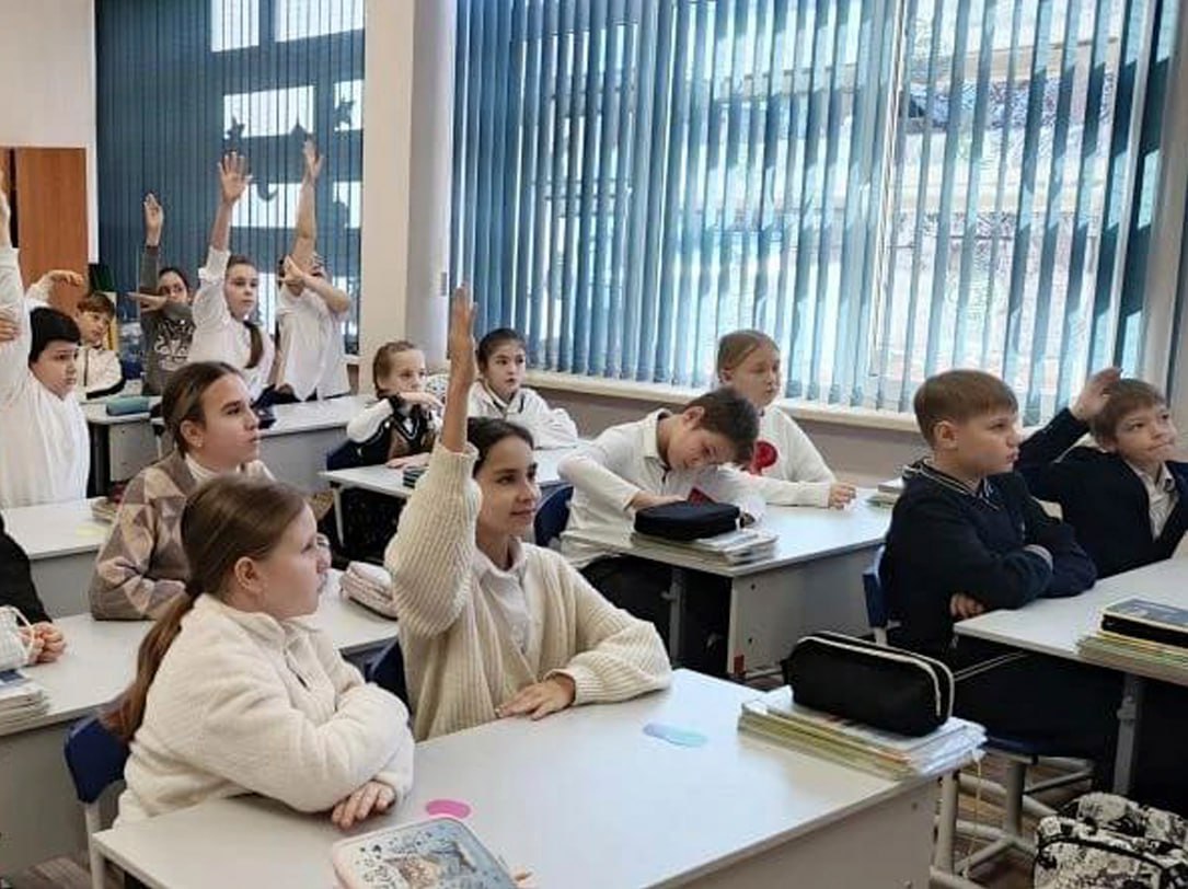 Сотрудники по делам несовершеннолетних Ростовского ЛУ МВД России на транспорте совместно с представителями РЖД организовали и провели для учащихся Школы № 83 увлекательную викторину «Юный железнодорожник» Сотрудники по делам несовершеннолетних Ростовского ЛУ МВД России на транспорте совместно с представителями РЖД организовали и провели для учащихся Школы № 83 увлекательную викторину «Юный железнодорожник»