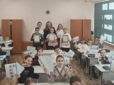 Сотрудники по делам несовершеннолетних Ростовского ЛУ МВД России на транспорте совместно с представителями РЖД организовали и провели для учащихся Школы № 83 увлекательную викторину «Юный железнодорожник»