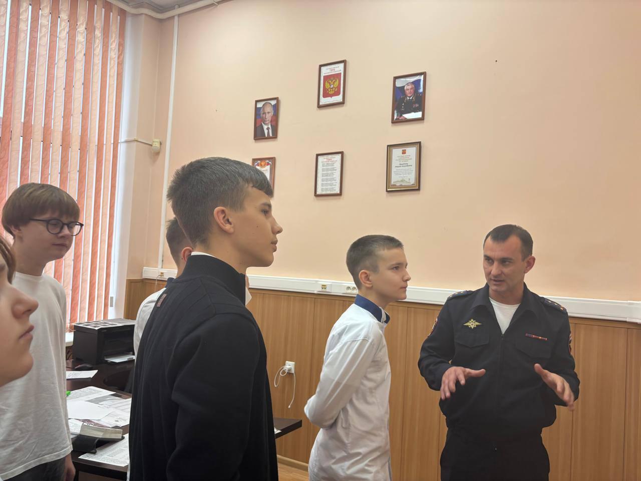 В Каменск-Шахтинском инспектор по пропаганде БДД Отделения Госавтоинспекции провел акцию «Будущие защитники дорог» В Каменск-Шахтинском инспектор по пропаганде БДД Отделения Госавтоинспекции провел акцию «Будущие защитники дорог»