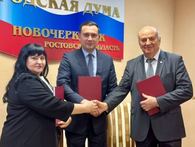 Сегодня администрация Новочеркасска, Координационный совет профсоюзных организаций и Совет директоров предприятий заключили новое трехлетнее соглашение, направленное на дальнейшее укрепление социально-трудовых и...