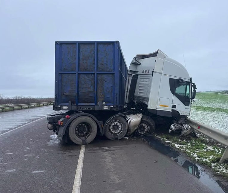Выехавший на встречку водитель BMW погиб в ДТП с фурой и загорелся Выехавший на встречку водитель BMW погиб в ДТП с фурой и загорелся