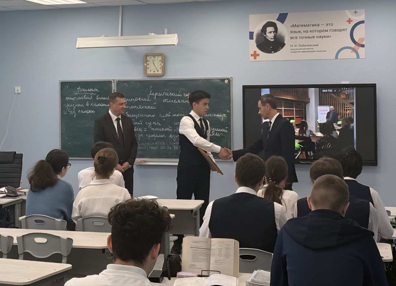 Начальник УЭБиПК ГУ МВД России по Ростовской области отметил школьника за антикоррупционную инициативу Начальник УЭБиПК ГУ МВД России по Ростовской области отметил школьника за антикоррупционную инициативу