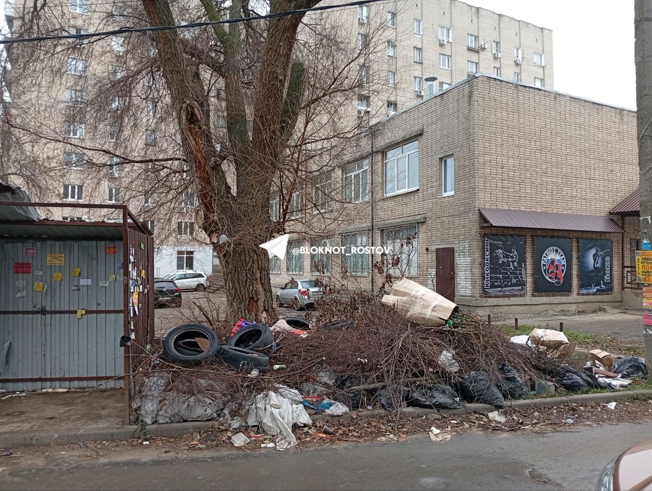 Ростовчане, живущие на Днепровском вынуждены ходить по грязи из-за свалки Ростовчане, живущие на Днепровском вынуждены ходить по грязи из-за свалки