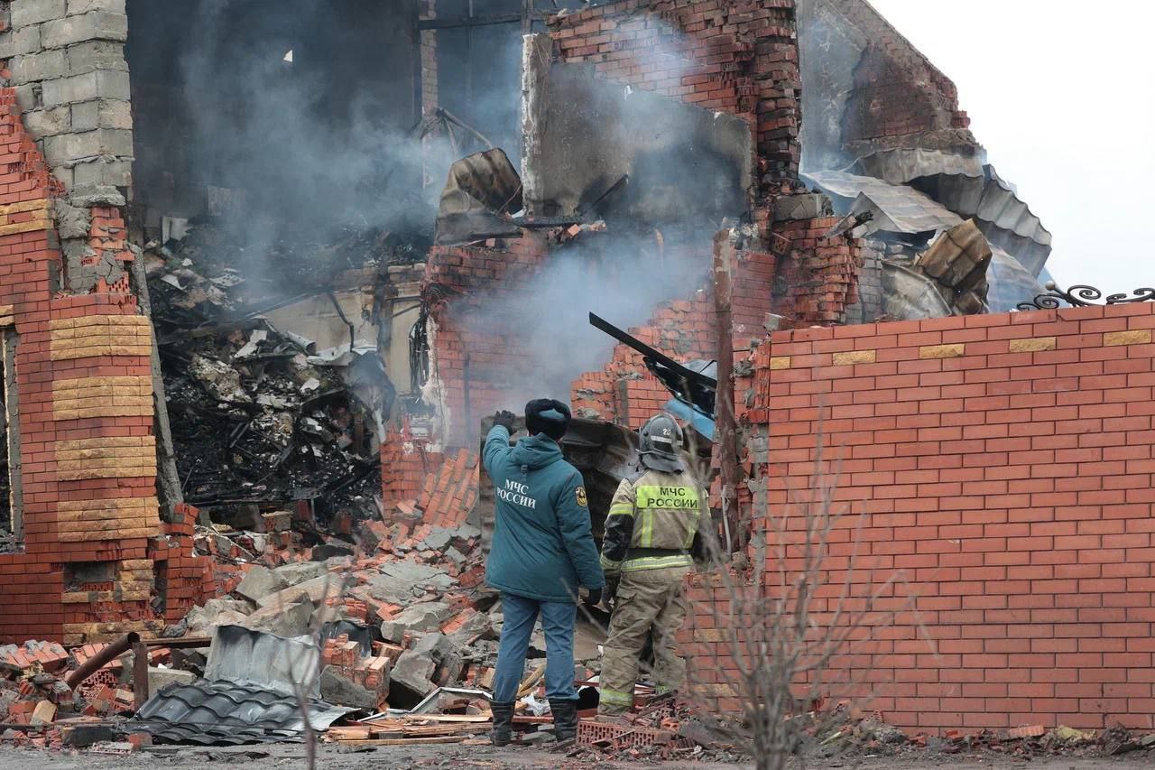 Появились кадры последствий беспилотной атаки, которая минувшей ночью унесла жизни трех жителей Ростова-на-Дону и Батайска