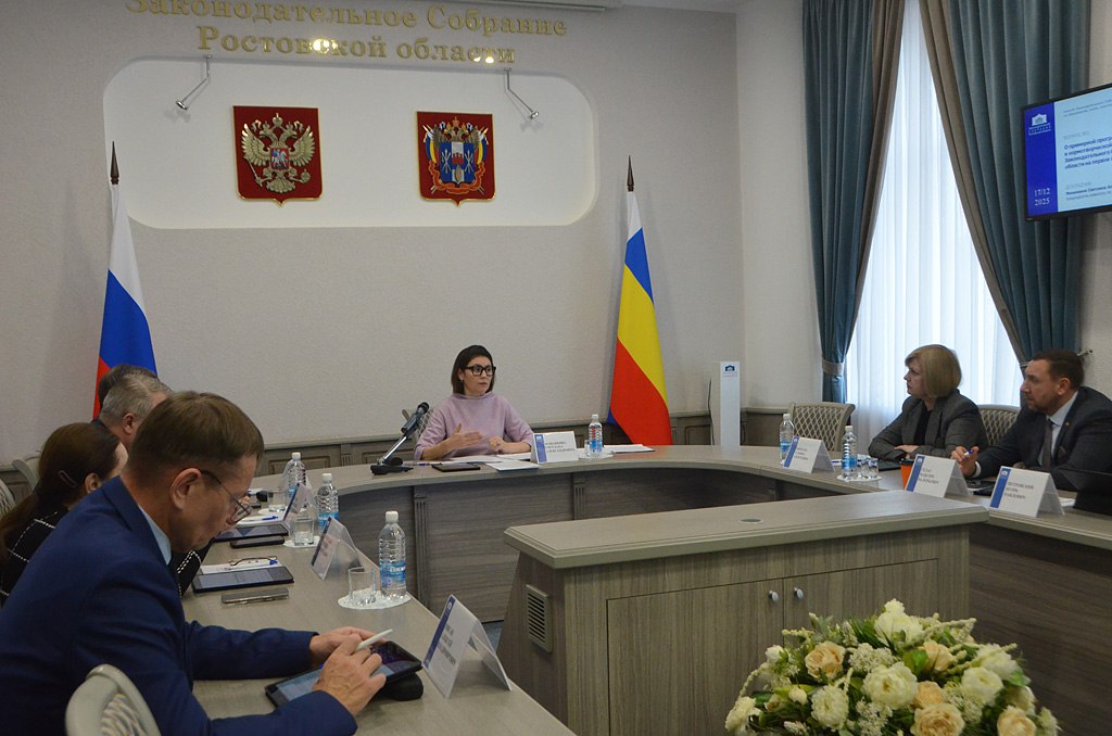 Комитет Законодательного Собрания Ростовской области по образованию одобрил вопросы, касающиеся предстоящей повестки заседания донского парламента 23 декабря
