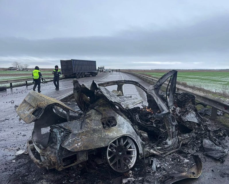 Выехавший на встречку водитель BMW погиб в ДТП с фурой и загорелся