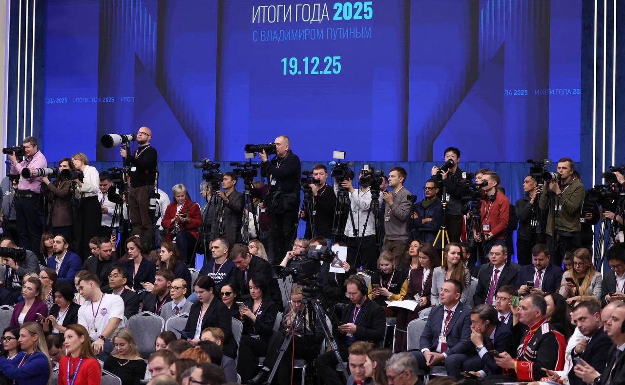 Юрий Слюсарь: Сегодня наш регион, как и вся страна, внимательно следит за важнейшим событием — традиционной прямой линией и большой пресс-конференцией Президента России Владимира Владимировича Путина Юрий Слюсарь: Сегодня наш регион, как и вся страна, внимательно следит за важнейшим событием — традиционной прямой линией и большой пресс-конференцией Президента России Владимира Владимировича Путина