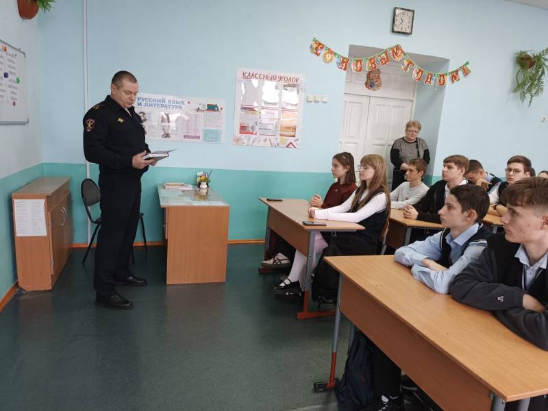Миллеровские полицейские провели профриентационную беседу для учащихся 10-11 классов Миллеровские полицейские провели профриентационную беседу для учащихся 10-11 классов