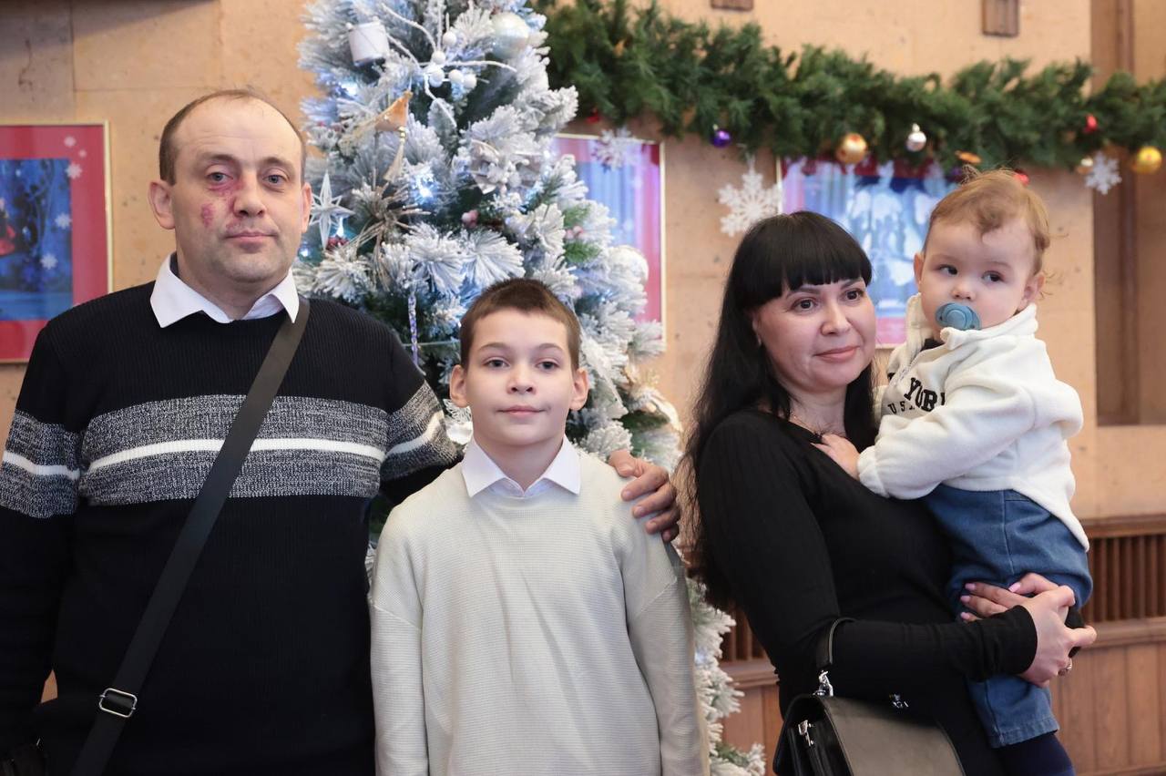 Глава Ростовской области Юрий Слюсарь поздравил с наступающим Новым годом детей и их родителей на губернаторской елке Глава Ростовской области Юрий Слюсарь поздравил с наступающим Новым годом детей и их родителей на губернаторской елке