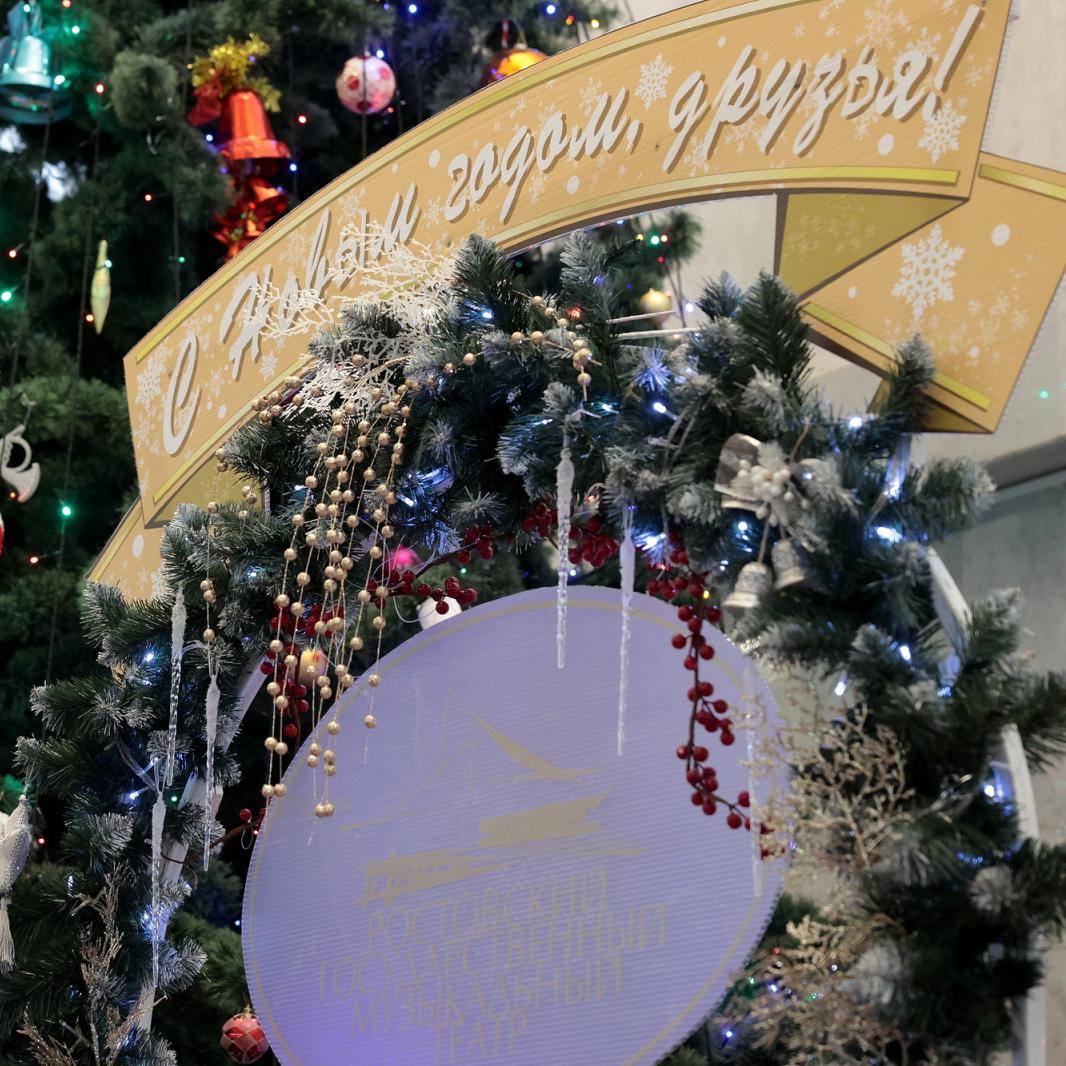 Глава Ростовской области Юрий Слюсарь поздравил с наступающим Новым годом детей и их родителей на губернаторской елке Глава Ростовской области Юрий Слюсарь поздравил с наступающим Новым годом детей и их родителей на губернаторской елке