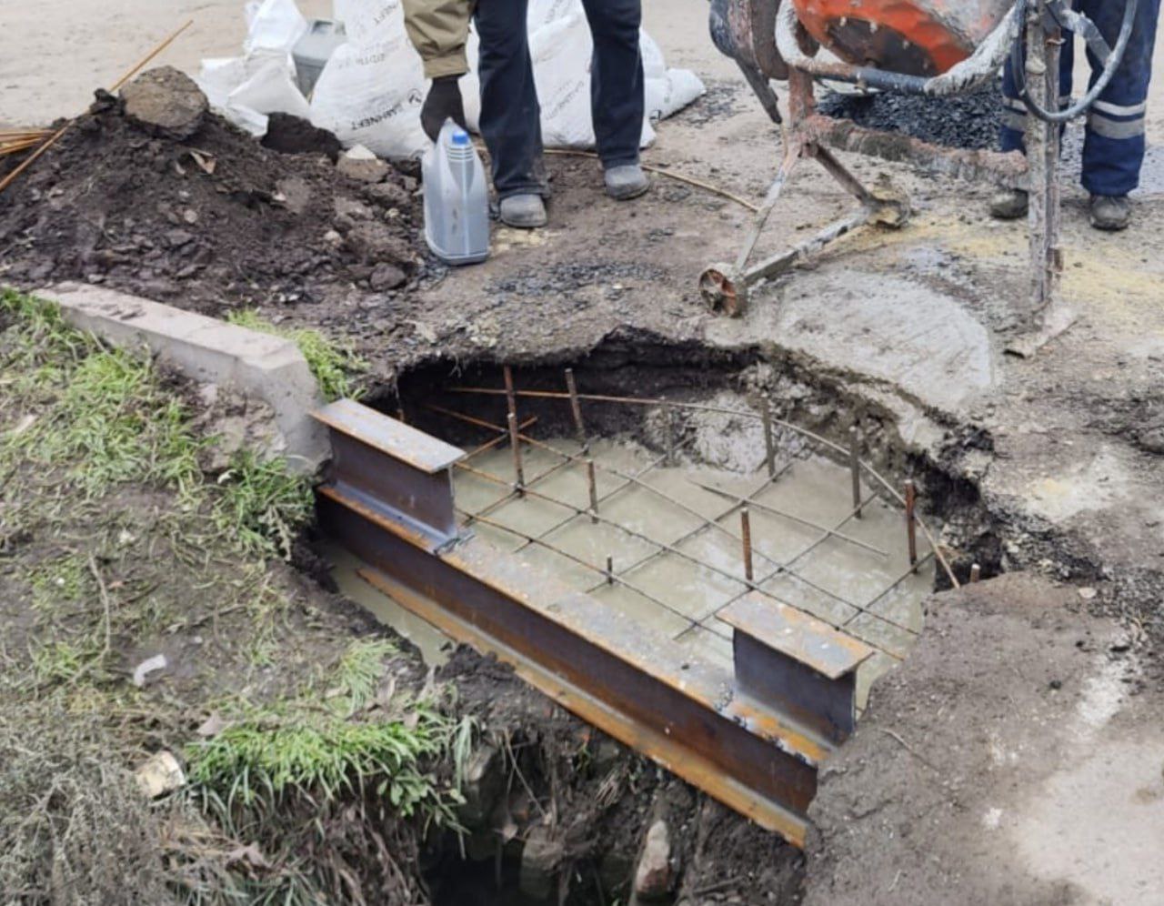 На пересечении улицы Социалистической и переулка 2-го Кожевенного ведутся работы по восстановлению участка разрушенной ливневой системы