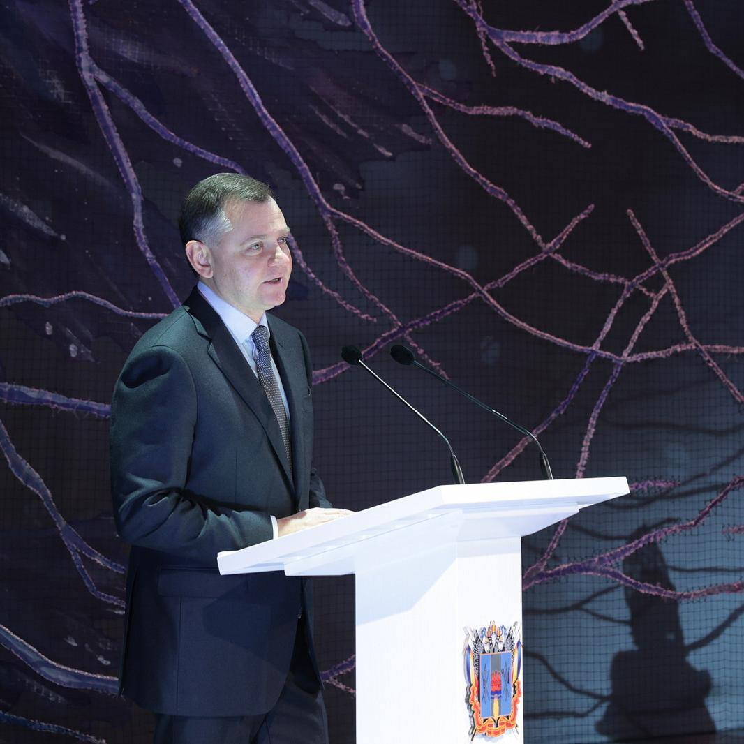 Глава Ростовской области Юрий Слюсарь поздравил с наступающим Новым годом детей и их родителей на губернаторской елке Глава Ростовской области Юрий Слюсарь поздравил с наступающим Новым годом детей и их родителей на губернаторской елке