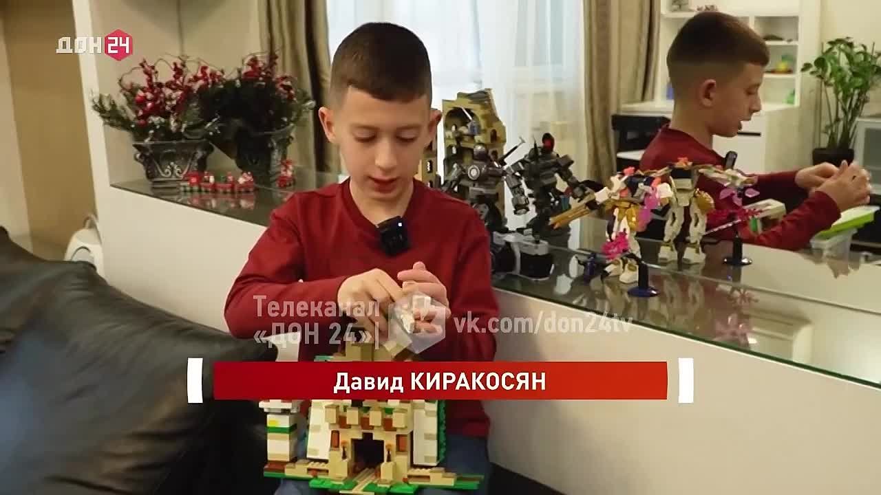 Мальчик из Ростовской области строит из лего масштабные фигуры