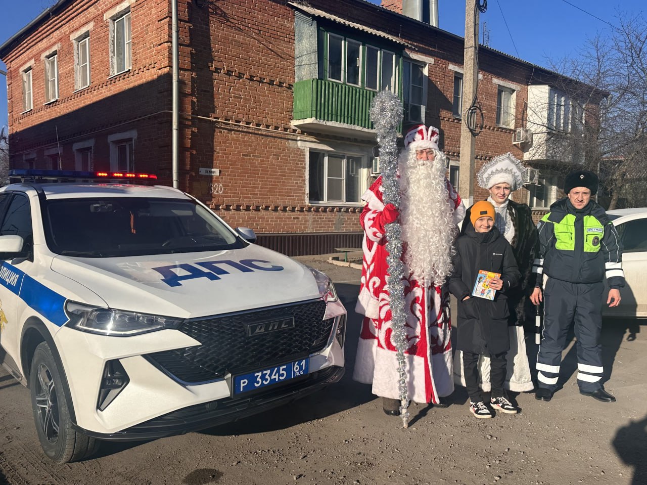 Полицейские Неклиновского района поздравили детей с наступающим Новым годом Полицейские Неклиновского района поздравили детей с наступающим Новым годом