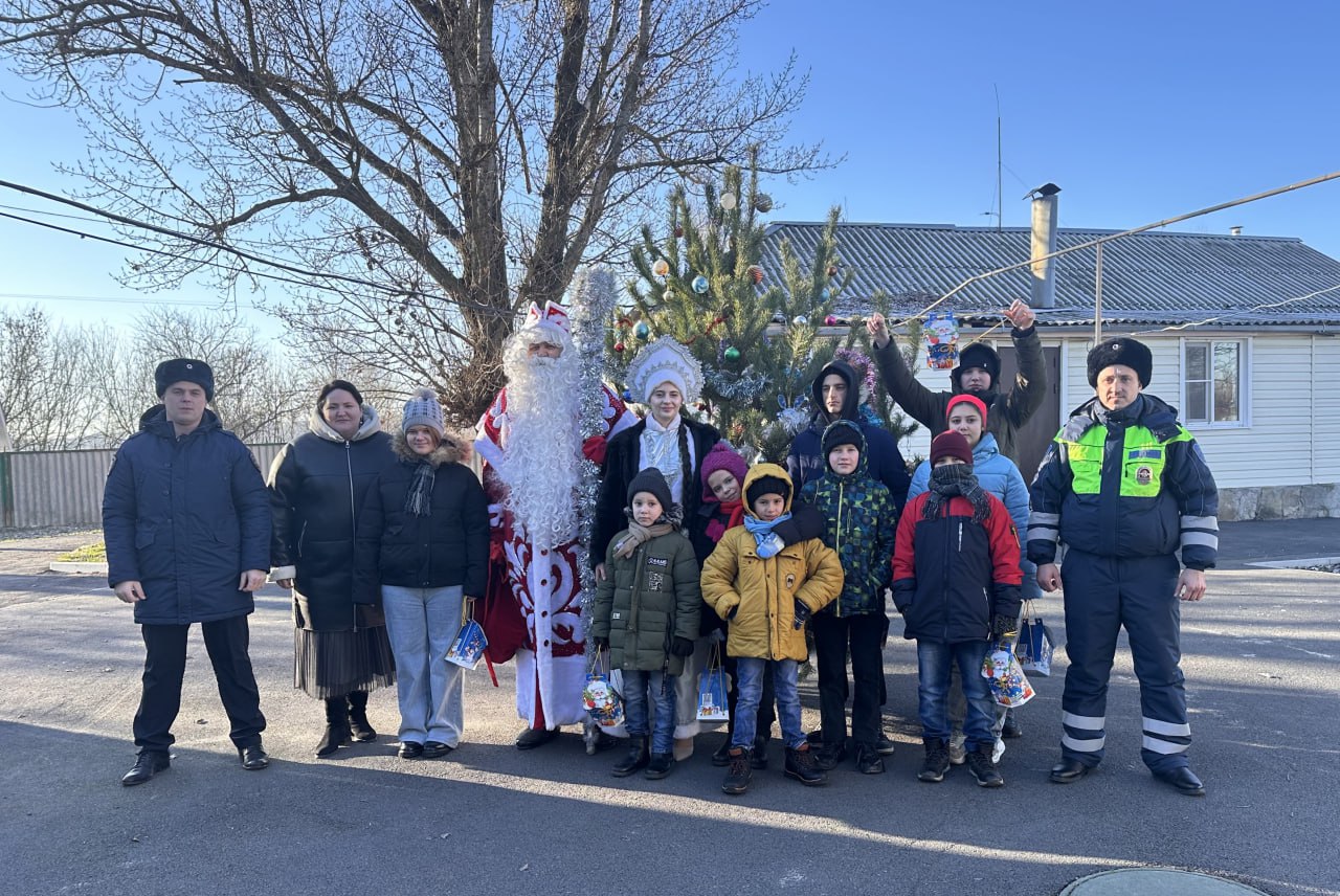 Полицейские Неклиновского района поздравили детей с наступающим Новым годом Полицейские Неклиновского района поздравили детей с наступающим Новым годом