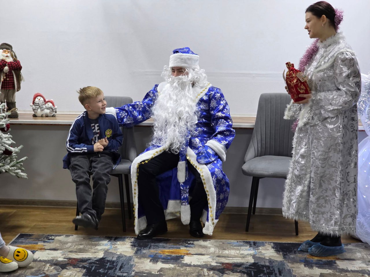 В Шахтинский центр помощи детям пожаловал Полицейский Дед Мороз В Шахтинский центр помощи детям пожаловал Полицейский Дед Мороз