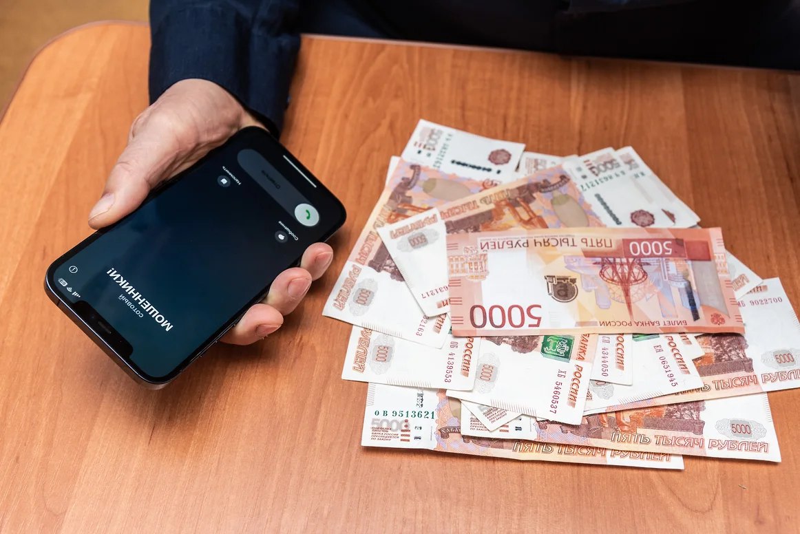 Полиция расследует кражу 300 тысяч рублей после звонка в Волгодонске