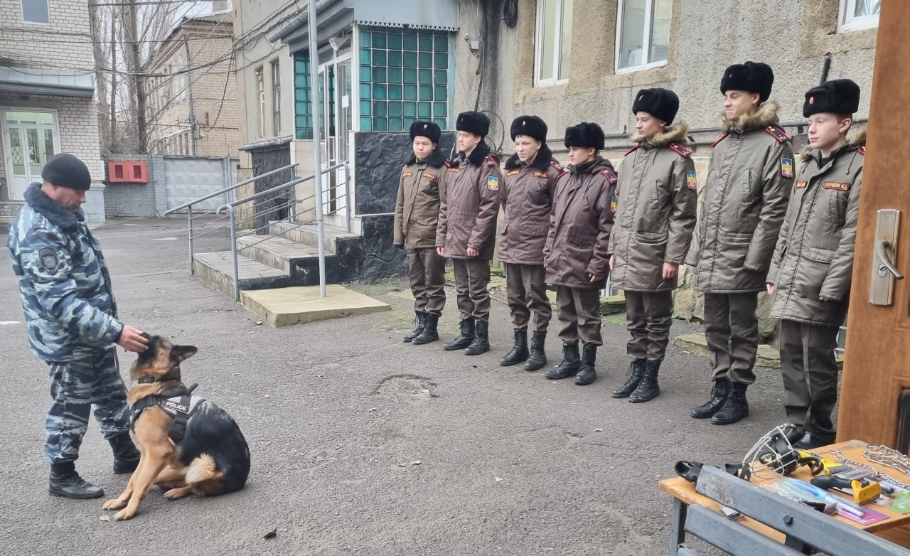 Морозовские полицейские встретились с кадетами и рассказали о службе в органах внутренних дел Морозовские полицейские встретились с кадетами и рассказали о службе в органах внутренних дел