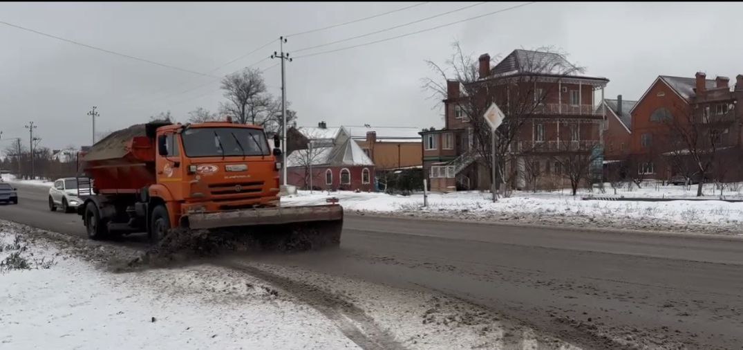 Сегодня на дорогах города работает 6 комбинированных дорожных машин