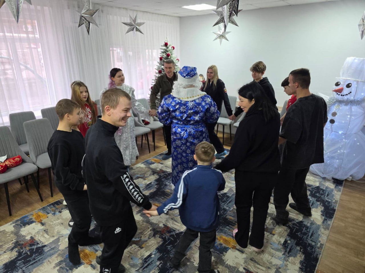 В Шахтинский центр помощи детям пожаловал Полицейский Дед Мороз В Шахтинский центр помощи детям пожаловал Полицейский Дед Мороз