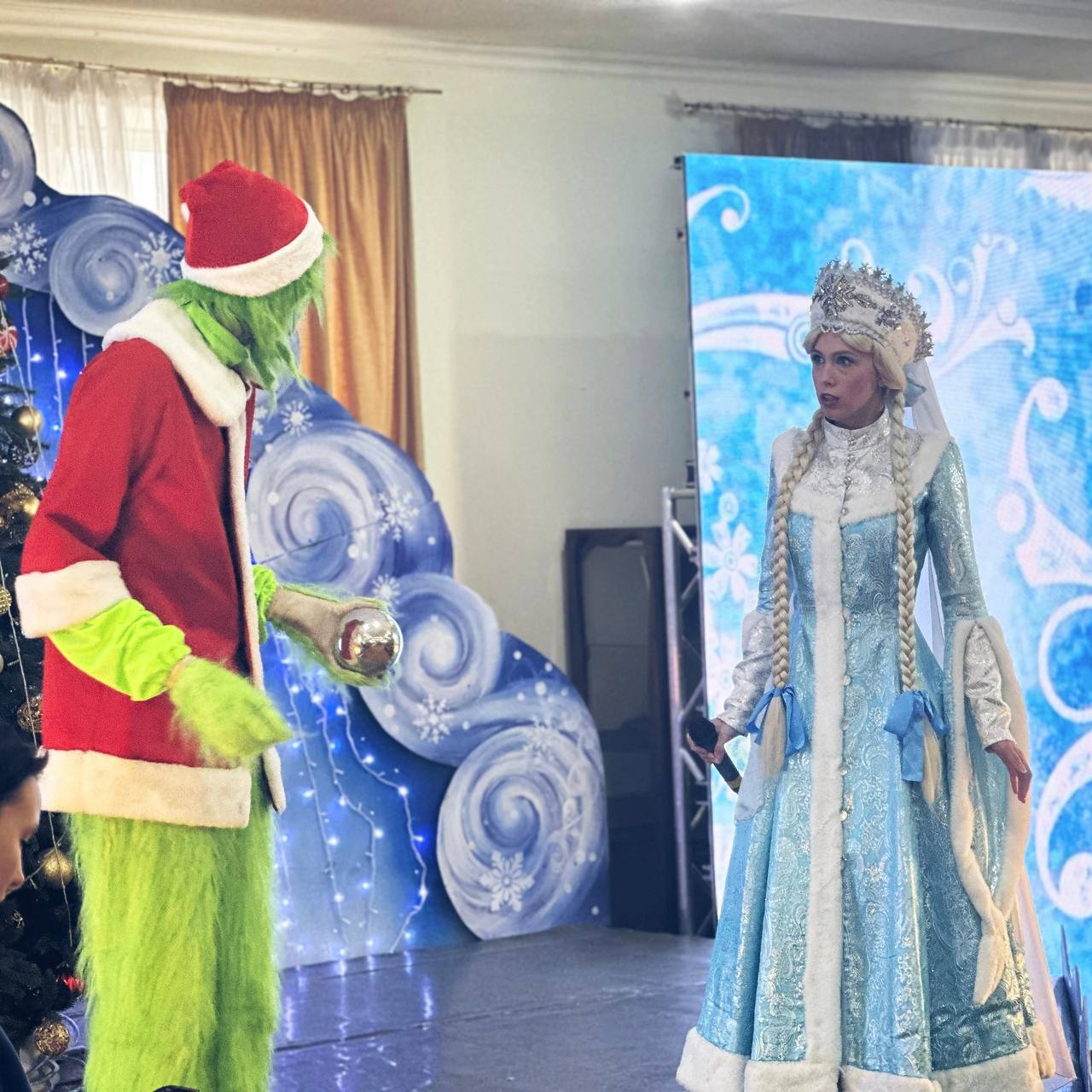 В преддверии Нового года Донской театр драмы и комедии им. В.Ф. Комиссаржевской несколько сотен ребят побывали на традиционной елке главы города Новочеркасска В преддверии Нового года Донской театр драмы и комедии им. В.Ф. Комиссаржевской несколько сотен ребят побывали на традиционной елке главы города Новочеркасска