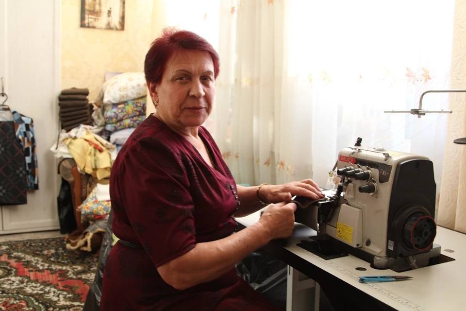 Сын — на передовой, мать — за швейной машинкой: 74-летняя пенсионерка из Новочеркасска с подругами шьет вещи для бойцов СВО Сын — на передовой, мать — за швейной машинкой: 74-летняя пенсионерка из Новочеркасска с подругами шьет вещи для бойцов СВО