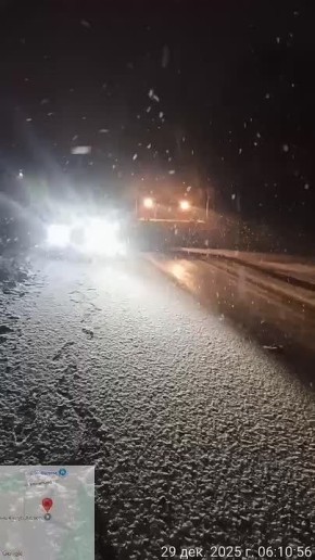 Против гололёда: обработка дорог в Батайске продолжается