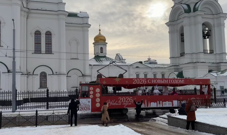 Дед Мороз со Снегурочкой и их сказочные помощники поздравили ростовчан и гостей города, распевая песни с платформы «Новогоднего трамвая»