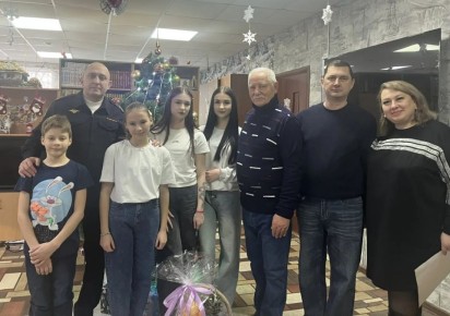 Сотрудники полиции провели акцию «Полицейский Дед Мороз» в центре помощи детям