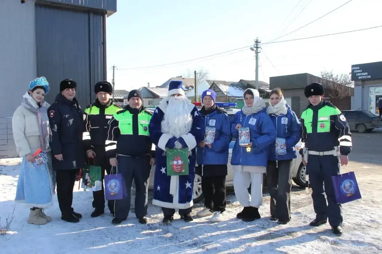 31 декабря в посёлке Матвеев Курган инспекторы ДПС провели необычный новогодний рейд для безопасности и праздничного настроения 31 декабря в посёлке Матвеев Курган инспекторы ДПС провели необычный новогодний рейд для безопасности и праздничного настроения