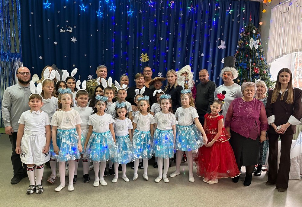 Новочеркасские общественники и правоохранители поздравили воспитанников школы-интерната с Новым годом Новочеркасские общественники и правоохранители поздравили воспитанников школы-интерната с Новым годом