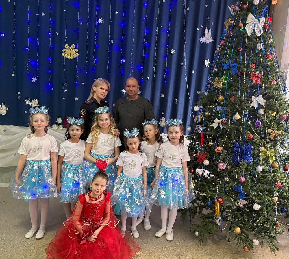 Новочеркасские общественники и правоохранители поздравили воспитанников школы-интерната с Новым годом Новочеркасские общественники и правоохранители поздравили воспитанников школы-интерната с Новым годом