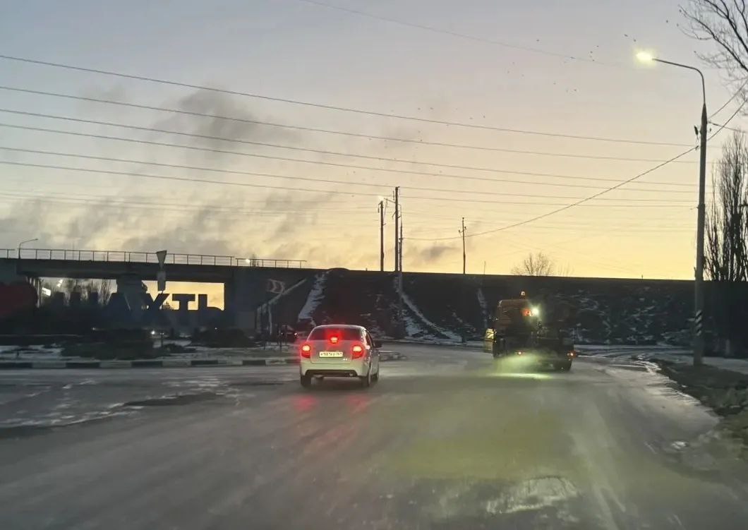 Работы по борьбе с гололедом продолжаются круглосуточно