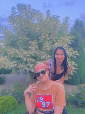 25-летняя Яна Сухинина, живущая с ДЦП и передвигающаяся на инвалидной коляске, хочет найти свою подругу по переписке Валентину Филимонову